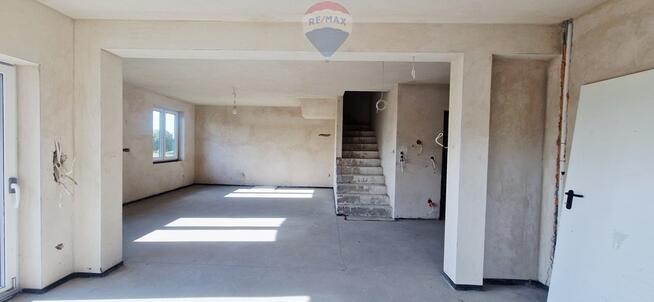 Przestronny dom do wykończenia na dużej działce.