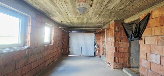 Przestronny dom do wykończenia na dużej działce.