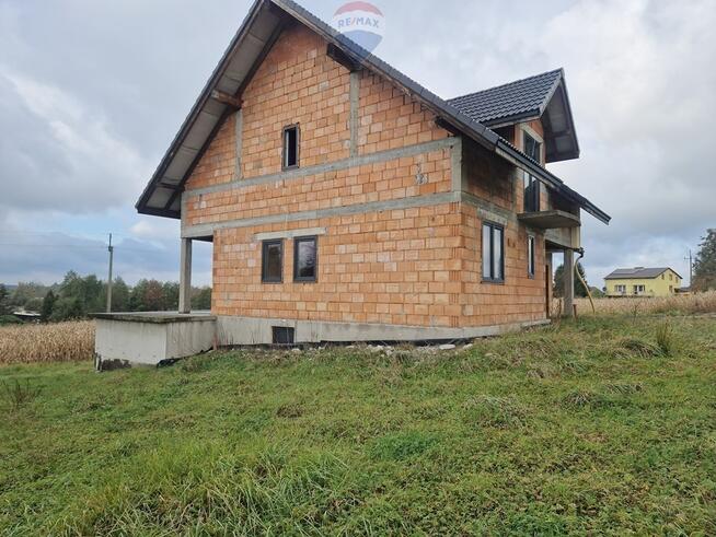 Przestronny dom do wykończenia na dużej działce.