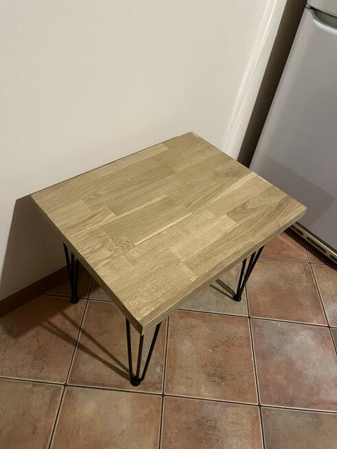 Stolik dębowy lakierowany nowy.
