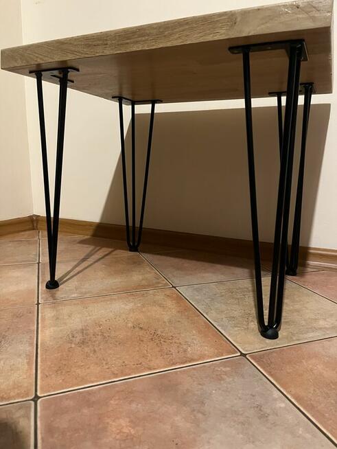 Stolik dębowy lakierowany nowy.