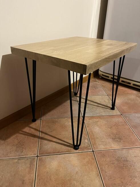 Stolik dębowy lakierowany nowy.