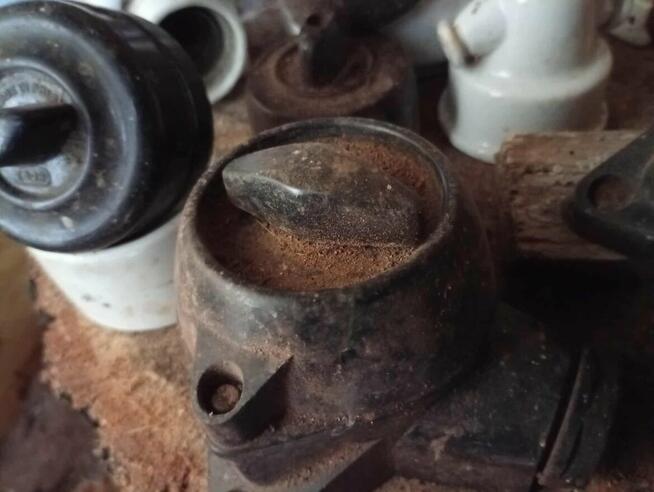 Poniemieckie elektryczne przełączniki, oprawki porcelanowe