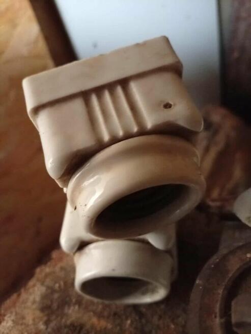 Poniemieckie elektryczne przełączniki, oprawki porcelanowe