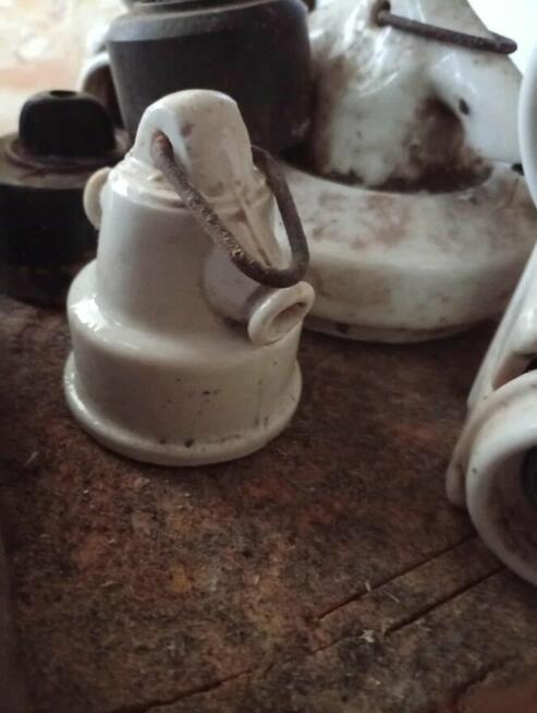 Poniemieckie elektryczne przełączniki, oprawki porcelanowe