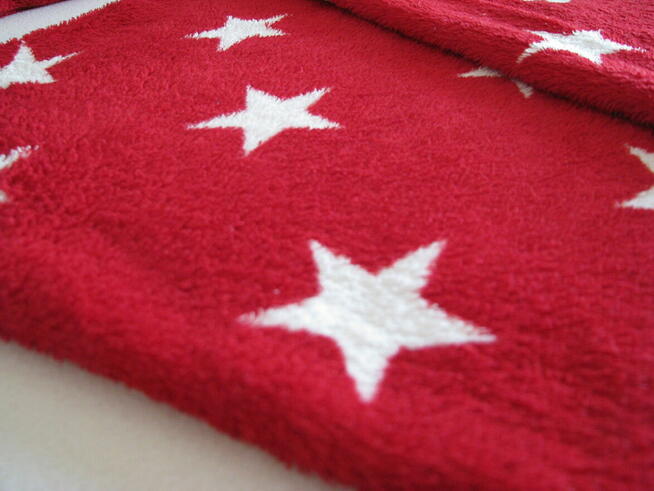 Dekoracyjne pluszowe poszewki 45x45 gwiazdki 6 szt + kocyki