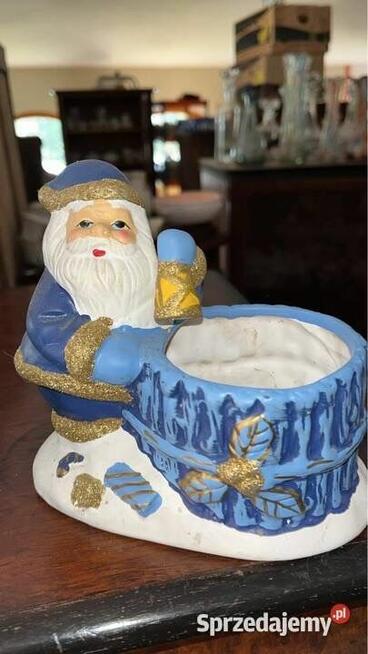 Figurka Mikołaja z pieskiem.