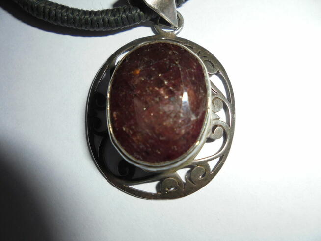 Rubin w oprawie srebrnej zawieszka