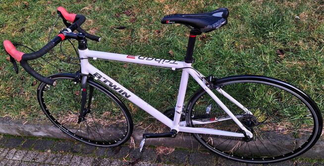 Duży rower szosowy kolarzówka Triban 3 Koła 28 jnowy