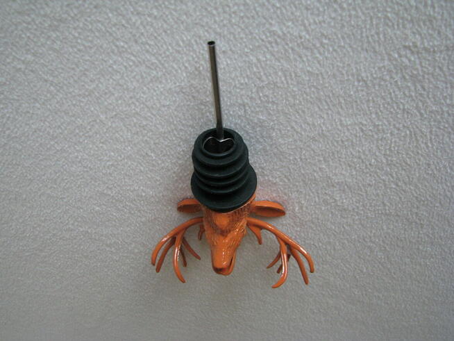 Dekoracyjny dozownik, aerator, nalewak do butelek – jeleń