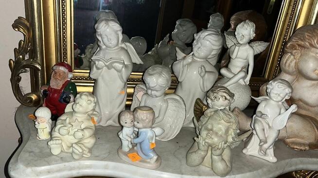 Figurka Mikołaja z pieskiem.