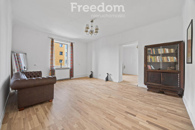 Na sprzedaż jasne mieszkanie w kamienicy – centrum