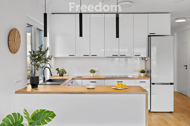 Nowoczesny segment z ogrodem i dużym poddaszem