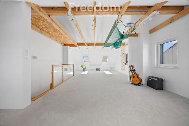 Nowoczesny segment z ogrodem i dużym poddaszem