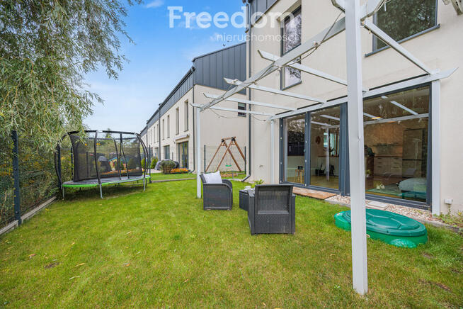 Nowoczesny segment z ogrodem i dużym poddaszem