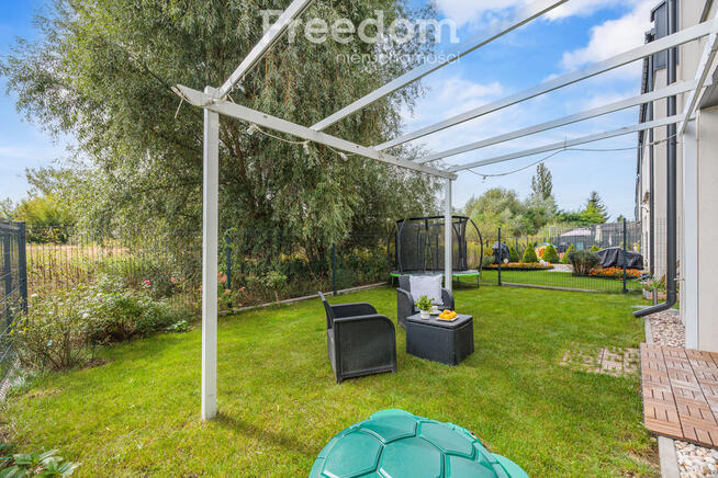 Nowoczesny segment z ogrodem i dużym poddaszem