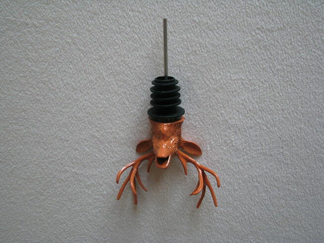 Dekoracyjny dozownik, aerator, nalewak do butelek – jeleń