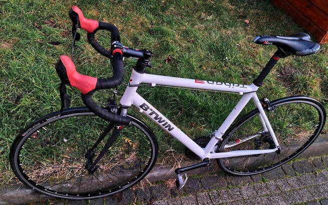 Duży rower szosowy kolarzówka Triban 3 Koła 28 jnowy