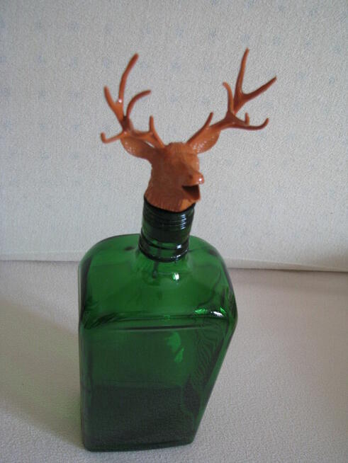 Dekoracyjny dozownik, aerator, nalewak do butelek – jeleń