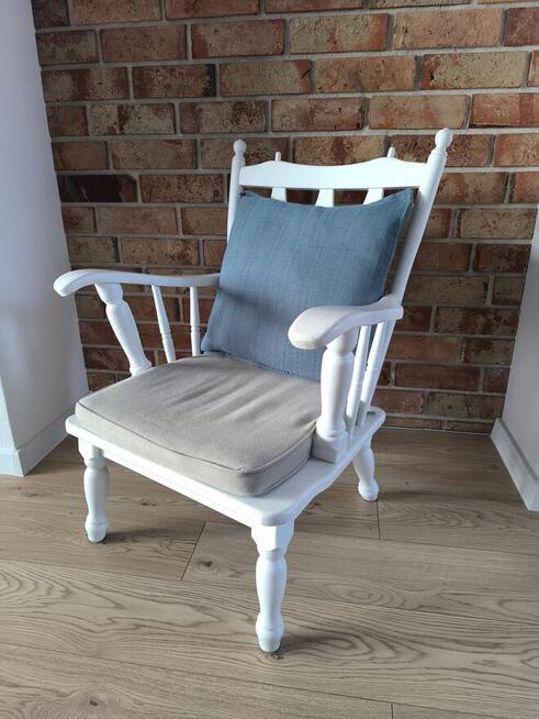Fotele drewniane, retro, bielone