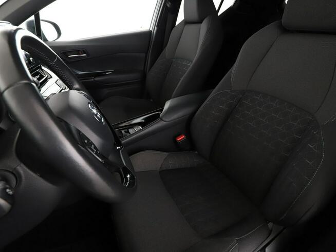 Toyota C-HR HEV klima auto navi grzane fotele kamera i czujniki parkowania