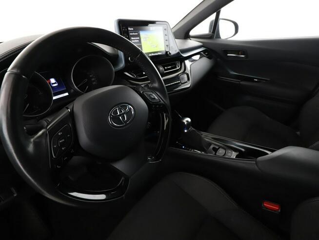 Toyota C-HR HEV klima auto navi grzane fotele kamera i czujniki parkowania