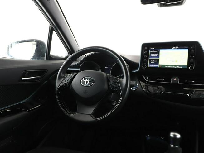 Toyota C-HR HEV klima auto navi grzane fotele kamera i czujniki parkowania