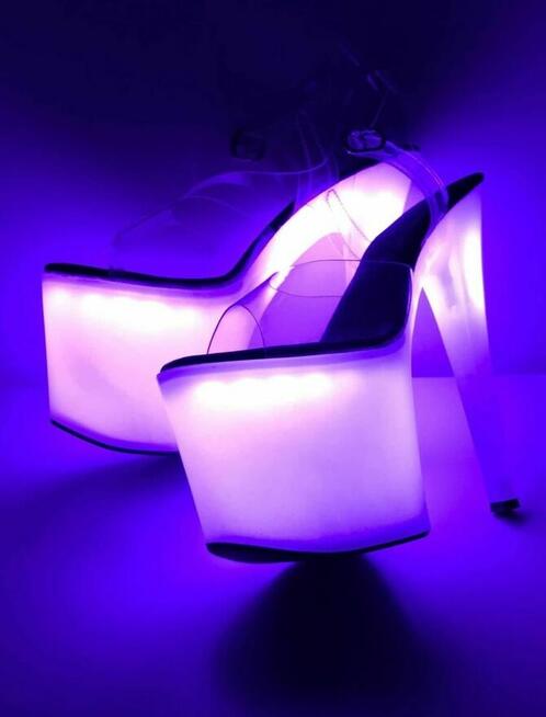 TANCERKA / HOSTESSA W KLUBIE NOCNYM