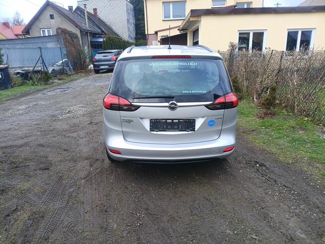 Opel Zafira c 2015