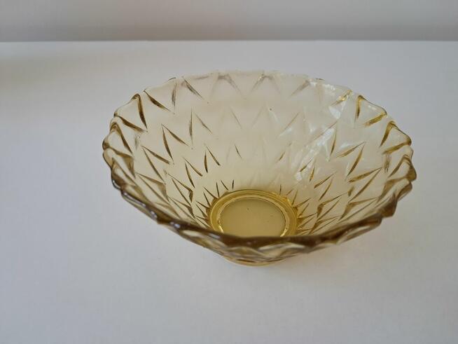 Salaterki szklane w kolorze bursztynowym, przezroczyste