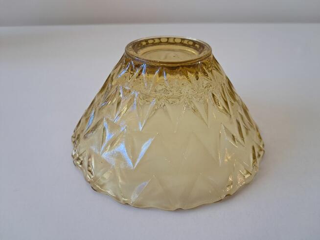 Salaterki szklane w kolorze bursztynowym, przezroczyste