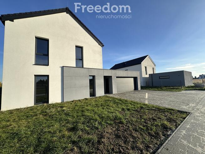 Nowoczesny dom z garażem i ogrodem.
