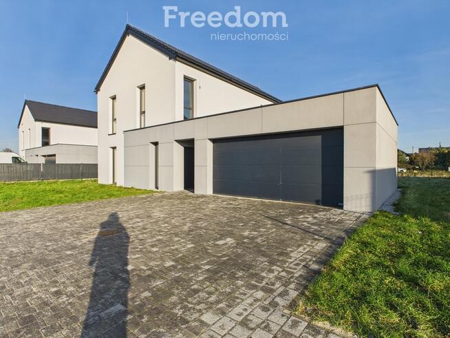 Nowoczesny dom z garażem i ogrodem.