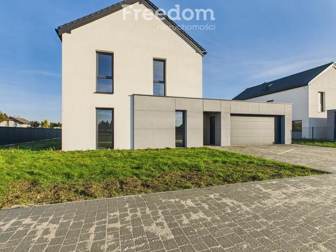 Nowoczesny dom z garażem i ogrodem.