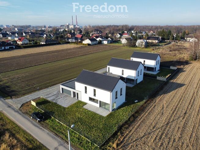 Nowoczesny dom z garażem i ogrodem.