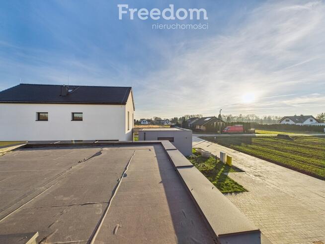 Nowoczesny dom z garażem i ogrodem.