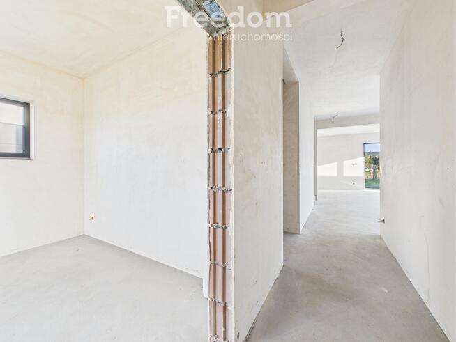 Nowoczesny dom z garażem i ogrodem.