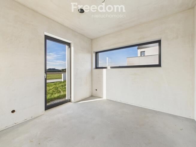 Nowoczesny dom z garażem i ogrodem.