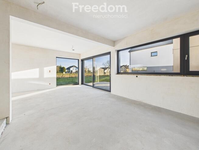 Nowoczesny dom z garażem i ogrodem.