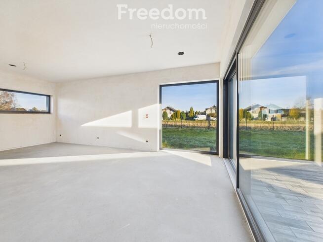 Nowoczesny dom z garażem i ogrodem.