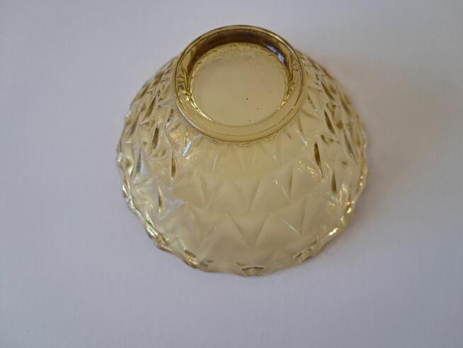 Salaterki szklane w kolorze bursztynowym, przezroczyste