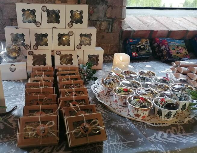 Czekolada dubajska, deserowa, biała, bombki z piankami