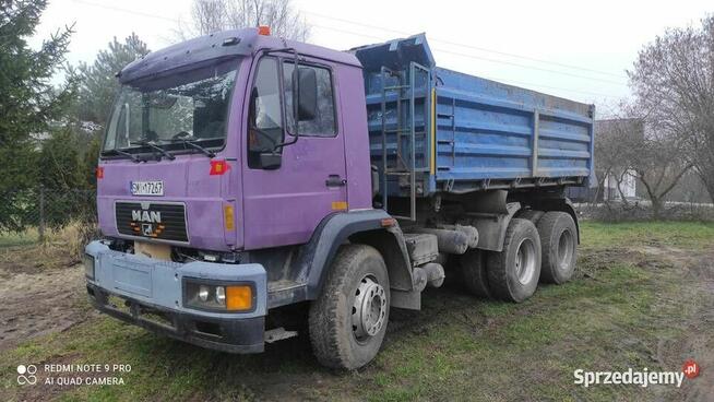 Usługi transportowe wywrotkami trzy i czteroosiowymi koparka