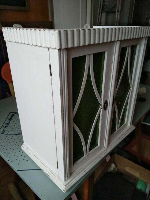 Szafeczka witrynka shabby chic z zielonymi szybkami