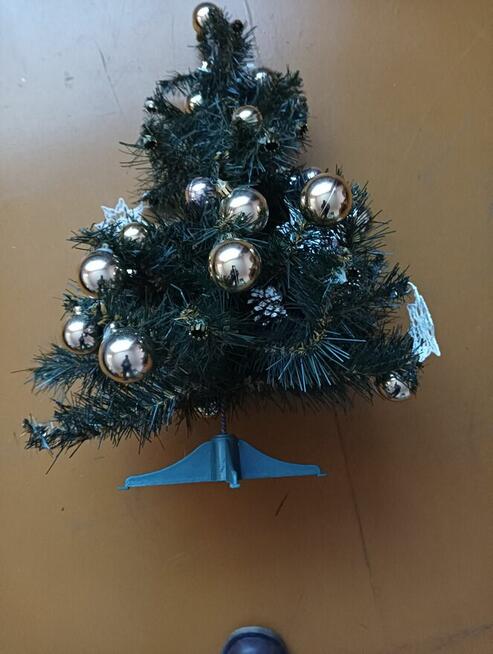 Choinki małe sztuczne na stojakach