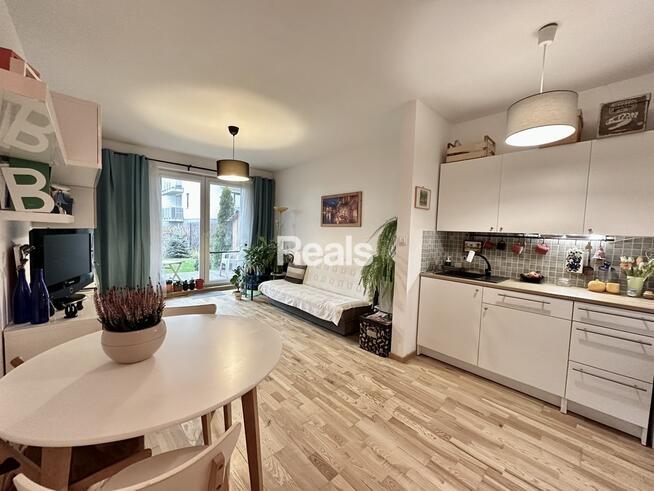 Kawalerka z dużym ogrodem niedaleko lasu.