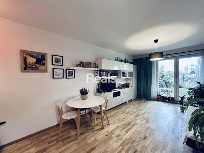 Kawalerka z dużym ogrodem niedaleko lasu.