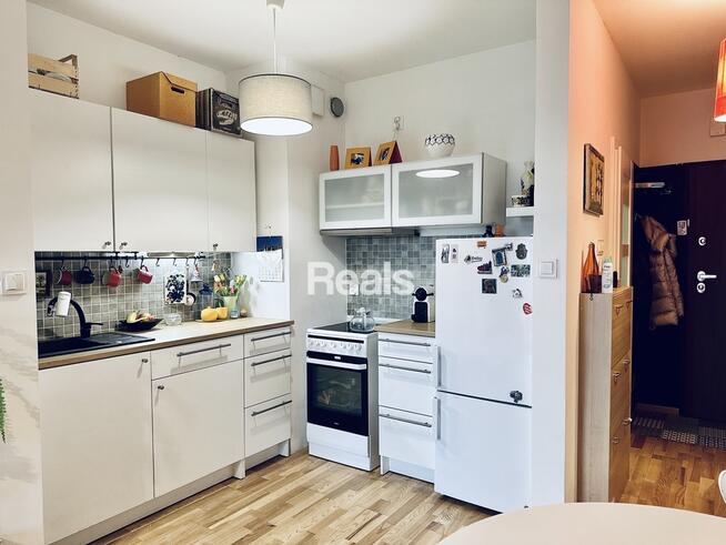 Kawalerka z dużym ogrodem niedaleko lasu.