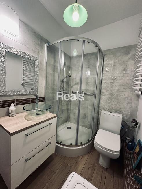 Kawalerka z dużym ogrodem niedaleko lasu.