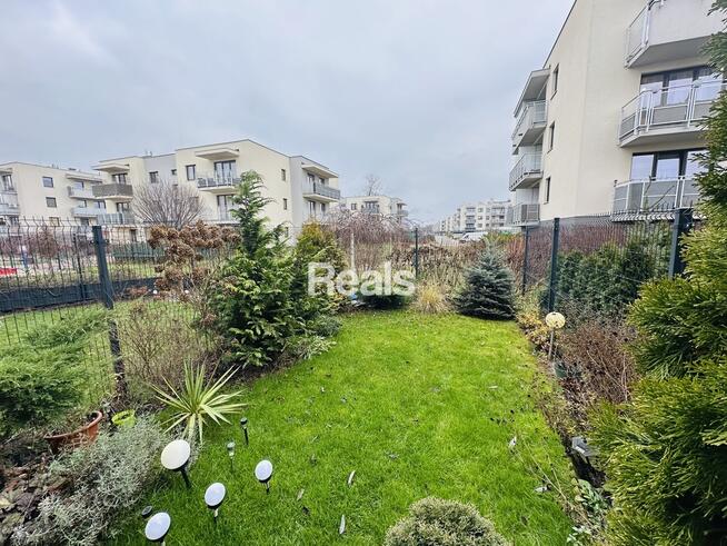 Kawalerka z dużym ogrodem niedaleko lasu.